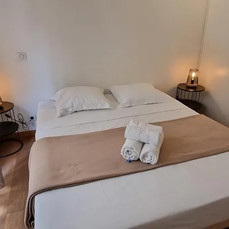 Vieux Port One Bedroom A05 아파트 *